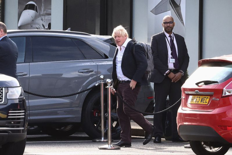 Boris Johnson à l'aéroport de Gatwick, près de Londres