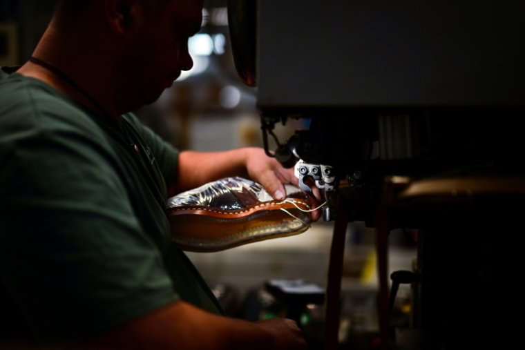 Un ouvrier coud une chaussure, dans l'usine Paraboot de Saint-Jean-de-Moirans, en Isère, le 27 mai 2025 ( AFP / OLIVIER CHASSIGNOLE )