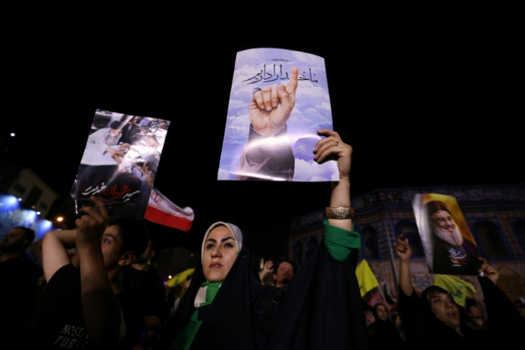 Des Iraniens manifestent à Téhéran en soutien aux tirs de missiles vers Israël le 13 juin 2025 ( AFP / Atta KENARE )