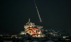 Un projectile intercepté tombe en mer au large de Palm Jumeirah à Dubaï, le 1er mars 2026 ( AFP / FADEL SENNA )