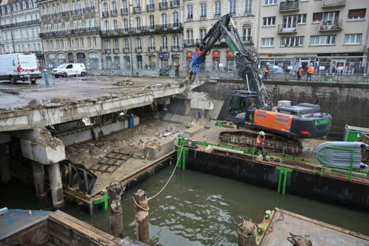 Travaux de démolition du parking qui recouvrait la Vilaine, à Rennes, le 16 décembre 2025 ( AFP / Damien MEYER )