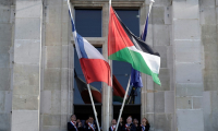 Le Premier secrétaire du Parti socialiste français Olivier Faure (G) à la mairie de Saint-Denis, près de Paris, où a été hissé le drapeau palestinien, le 22 septembre 2025 ( AFP / STEPHANE DE SAKUTIN )