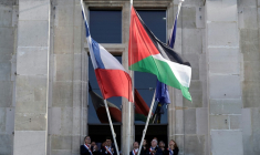 Le Premier secrétaire du Parti socialiste français Olivier Faure (G) à la mairie de Saint-Denis, près de Paris, où a été hissé le drapeau palestinien, le 22 septembre 2025 ( AFP / STEPHANE DE SAKUTIN )