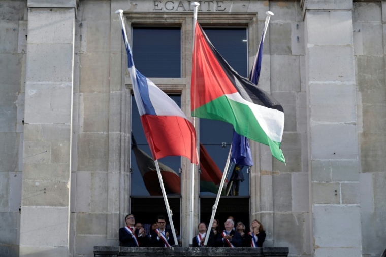 Le Premier secrétaire du Parti socialiste français Olivier Faure (G) à la mairie de Saint-Denis, près de Paris, où a été hissé le drapeau palestinien, le 22 septembre 2025 ( AFP / STEPHANE DE SAKUTIN )