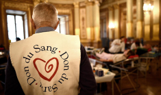 Un bénévole assiste à une opération de don du sang organisée par l'Etablissement Français du Sang (EFS), à l'Opéra National de Bordeaux, le 7 décembre 2023. ( AFP / CHRISTOPHE ARCHAMBAULT )