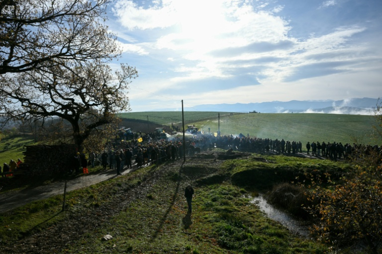 Des agriculteurs rassemblés pour empêcher l'abattage d'un troupeau de 200 vaches, suite à la détection de la dermatose nodulaire contagieuse (DNC) aux Bordes-sur-Arize, le 11 décembre 2025 en Ariège ( AFP / Matthieu RONDEL )