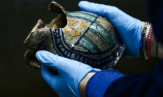 Une cruche en céramique, récupérée sur l'épave du Camarat 4, lors de son analyse au laboratoire du Drassm à Marseille, le 16 avril 2026 ( AFP / Thibaud MORITZ )