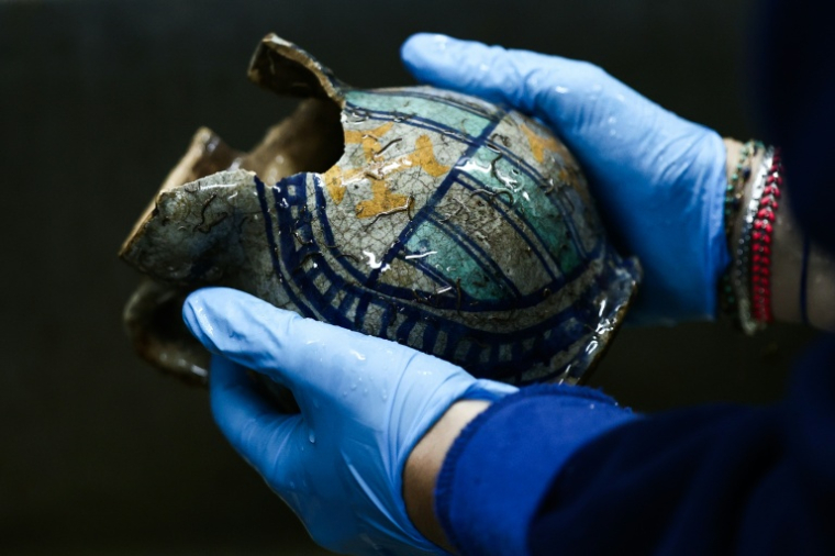 Une cruche en céramique, récupérée sur l'épave du Camarat 4, lors de son analyse au laboratoire du Drassm à Marseille, le 16 avril 2026 ( AFP / Thibaud MORITZ )