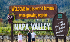 Des touristes devant un vignoble à Yountville, dans la Napa Valley, en Californie, le 5 octobre 2026 ( AFP / Josh Edelson )