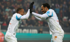 Les attaquants de l'OM Igor Paixao (G) et Pierre-Emerick Aubameyang se congratulent après un but inscrit sur le terrain de Nice, en Ligue 1, le 21 novembre 2025 ( AFP / Valery HACHE )