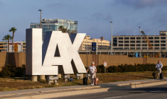 Des passagers avec leurs bagages près du Los Angeles International Airport (LAX), à Los Angeles, en Californie le 15 mai 2026 ( AFP / Apu GOMES )