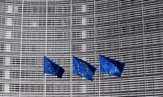 Des drapeaux de l'Union européenne flottent devant le siège de la Commission européenne à Bruxelles