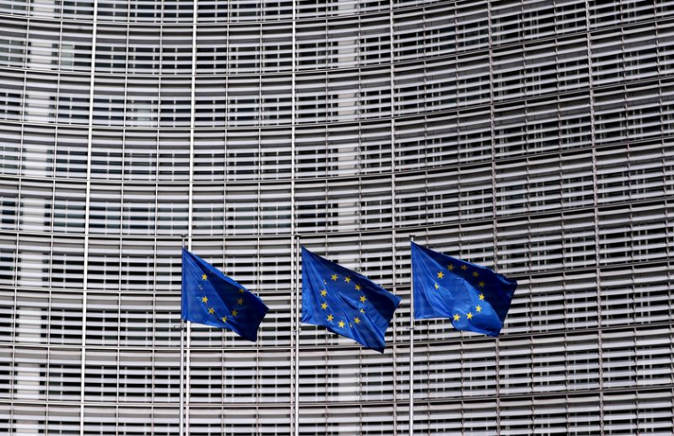 Des drapeaux de l'Union européenne flottent devant le siège de la Commission européenne à Bruxelles