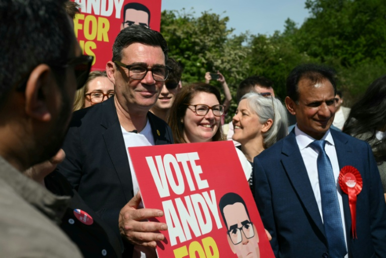 Le maire du Grand Manchester, Andy Burnham, lors du lancement de sa campagne pour le scrutin législatif partiel du 18 juin, le 22 mai 2026 à Ashton-in-Makerfield, dans le nord-ouest de l'Angleterre ( AFP / Paul ELLIS )