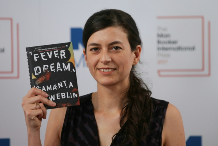 L'auteure argentine Samanta Schweblin pose avec son livre "Fever Dream" lors de la séance photo des finalistes du prix Man Booker International, à l'église St James de Londres, le 13 juin 2017 ( AFP / Daniel LEAL )