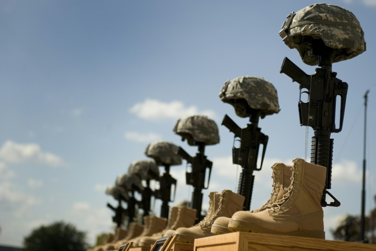 Un mémorial dédié aux soldats tombés au combat lors d’une cérémonie d'hommage aux treize victimes de la fusillade perpétrée par Nidal Hasan, le 10 novembre 2009 à Fort Hood, au Texas ( AFP / JIM WATSON )