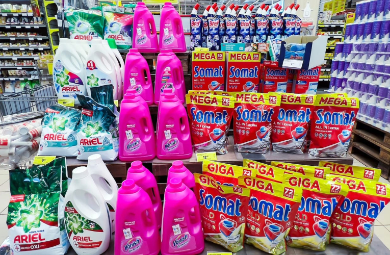 (Crédits photo : Adobe Stock - Tête de gondole en supermarché avec méga promos sur les produits d'entretien)