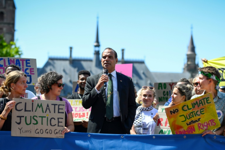 Ralph Regenvanu, ministre du Changement climatique au Vanuatu, prend la parole lors d'un rassemblement devant la Cour internationale de justice à La Haye (CIJ), le 23 juillet 2025 ( AFP / JOHN THYS )