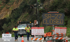 Une route fermée à la circulation à Topanga, en raison des violentes tempêtes qui frappent le sud de la Californie, le 25 décembre 2025  ( AFP / Jonathan ALCORN )