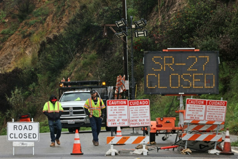 Une route fermée à la circulation à Topanga, en raison des violentes tempêtes qui frappent le sud de la Californie, le 25 décembre 2025  ( AFP / Jonathan ALCORN )