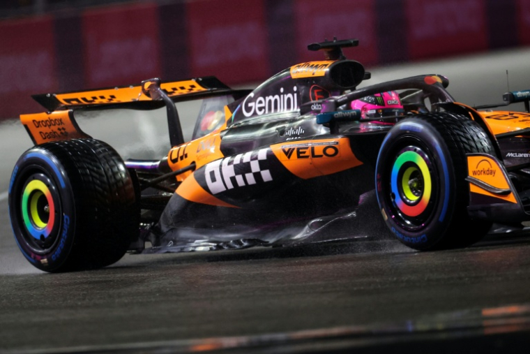 Le pilote australien de McLaren, Oscar Piastri, participe à la séance de qualification du Grand Prix de Formule 1 de Las Vegas sur le circuit du Las Vegas Strip, le 21 novembre 2025 ( AFP / Patrick T. Fallon )