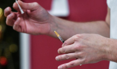 CORONAVIRUS: DE PLUS EN PLUS DE CRITIQUES EN FRANCE SUR LE FAIBLE NOMBRE DE VACCINATIONS