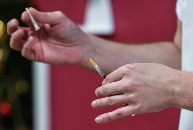 CORONAVIRUS: DE PLUS EN PLUS DE CRITIQUES EN FRANCE SUR LE FAIBLE NOMBRE DE VACCINATIONS