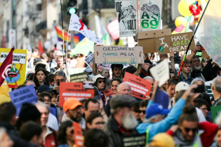 Manifestation pour le climat et la justice sociale à Paris, le 28 septembre 2025 ( AFP / Thomas SAMSON )