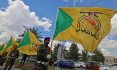 Des membres du groupe paramilitaire irakien Kataeb Hezbollah, pro-iranien, lors des funérailles d'un combattant tué dans une frappe, à Bagdad, le 8 avril 2026 ( AFP / AHMAD AL-RUBAYE )
