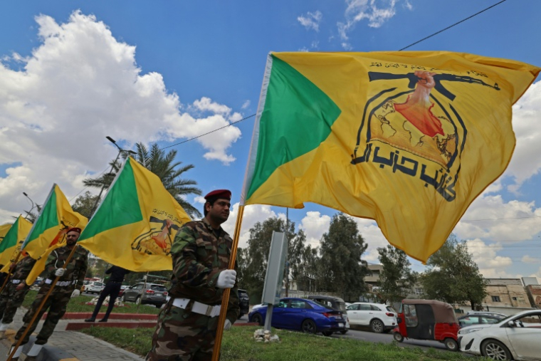 Des membres du groupe paramilitaire irakien Kataeb Hezbollah, pro-iranien, lors des funérailles d'un combattant tué dans une frappe, à Bagdad, le 8 avril 2026 ( AFP / AHMAD AL-RUBAYE )