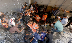 Des Paletsiniens dont des secouristes tentent de retrouver de survivants sur le site d'une frappe israélienne dans le quartier al-Rimal à Gaza-ville, le 30 août 2025 ( AFP / Omar AL-QATTAA )