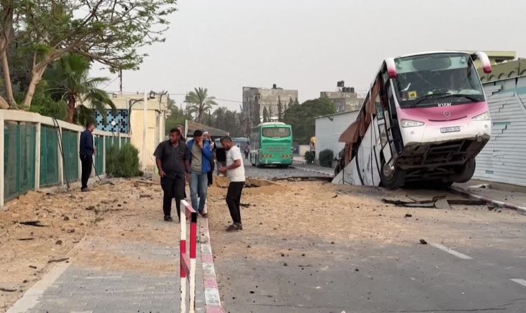 Images des dégâts après des frappes près de l'hôpital européen de Khan Younès
