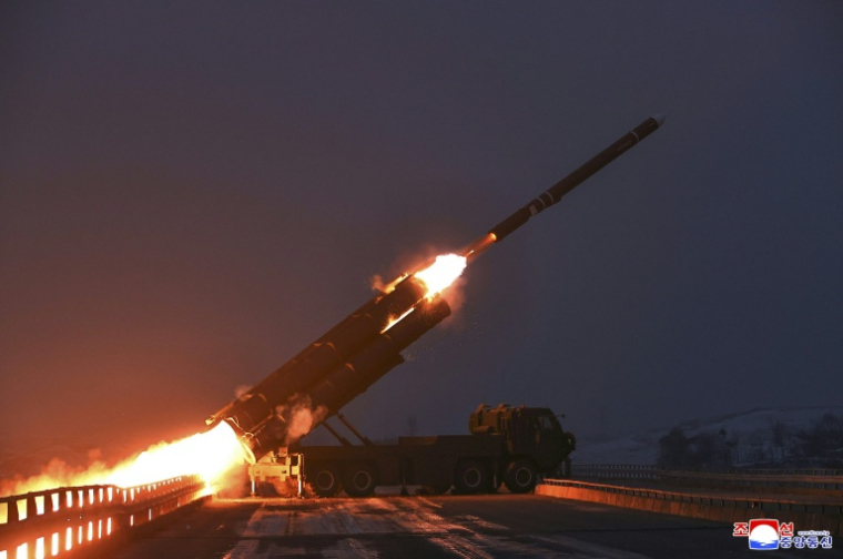 Cette photo prise le 28 décembre 2025 et publiée par l'agence de presse officielle nord-coréenne KCNA le 29 décembre 2025 montre un exercice de lancement de missiles de croisière à longue portée dans la mer Jaune, à l'ouest de la péninsule coréenne ( KCNA VIA KNS / STR )