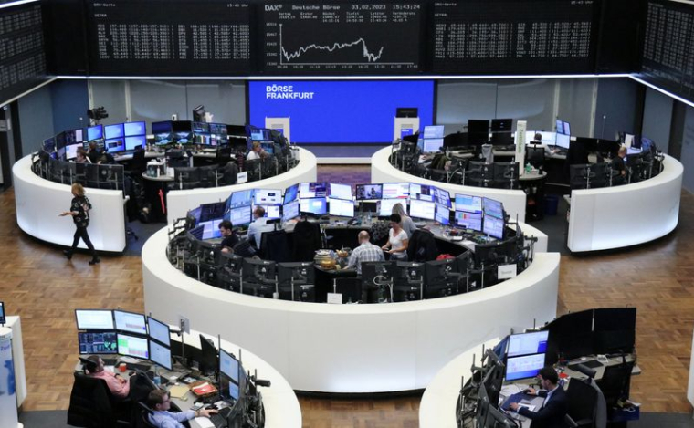 Le graphique de l'indice des prix des actions allemandes DAX est photographié à la bourse de Francfort