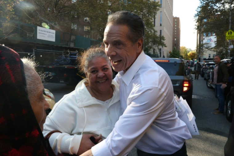 L'ex-gouverneur démocrate de l'Etat de New York Andrew Cuomo, candidat indépendant aux élections municipales de la ville, salue des supporteurs à New York, le 23 octobre 2025. ( AFP / TIMOTHY A.CLARY )