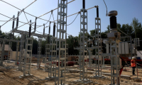 Un employé d'Enedis à Pompignac (Gironde), le 1er juillet 2025 ( AFP / ROMAIN PERROCHEAU )