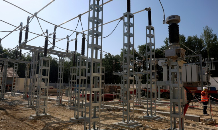 Un employé d'Enedis à Pompignac (Gironde), le 1er juillet 2025 ( AFP / ROMAIN PERROCHEAU )