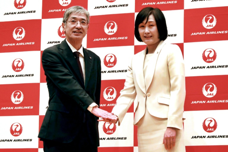 Mitsuko Tottori (d), directrice générale principale de Japan Airlines, qui deviendra présidente de la compagnie aérienne à partir du 1er avril, et le président actuel Yuji Akasaka lors d'une conférence de presse à Tokyo, le 17 janvier 2024 ( JIJI Press / - )