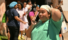 Une infirmière au téléphone devant le service de maternité de l’hôpital Santo Tomas, après qu'un séisme de magnitude 7,7 a frappé le Panama, le 9 octobre 2026 à Panama City ( AFP / MARTIN BERNETTI )