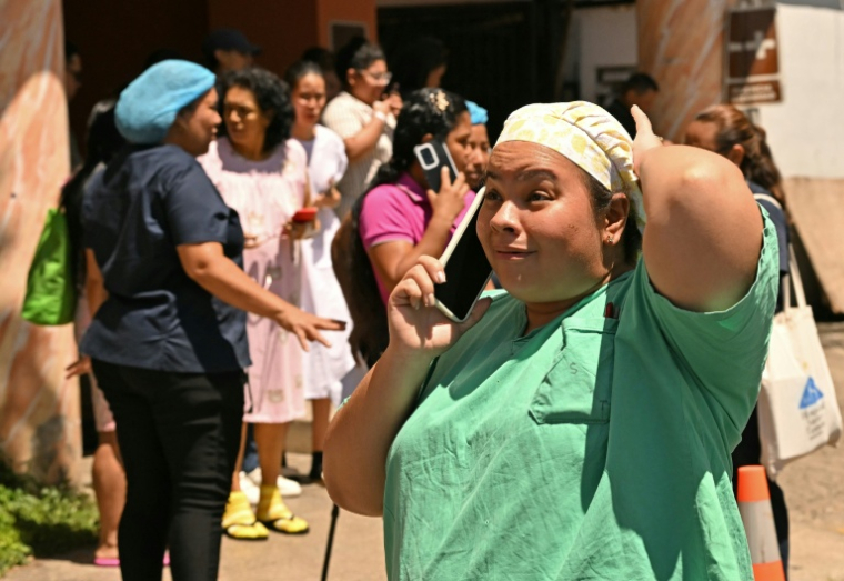 Une infirmière au téléphone devant le service de maternité de l’hôpital Santo Tomas, après qu'un séisme de magnitude 7,7 a frappé le Panama, le 9 octobre 2026 à Panama City ( AFP / MARTIN BERNETTI )