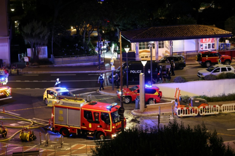 Cette photographie montre les services d'urgence monégasques déployés près du lieu d'une explosion survenue dans un immeuble résidentiel à Monaco, près de la frontière avec la France, le 29 juin 2026 ( AFP / Valery HACHE )