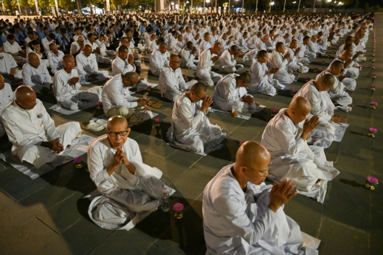 Des moines bouddhistes participent à une prière collective pour la paix, le 29 décembre 2025, à Phnom Penh ( AFP / TANG CHHIN SOTHY )