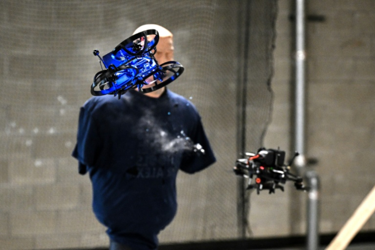 Des drones tournent autour d'un mannequin lors d'une démonstration sur la façon de neutraliser un tireur dans une école, organisée au siège de la start-up Campus Guardian Angel, le 8 mai 2026 à Austin, au Texas ( AFP / RONALDO SCHEMIDT )