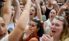 Des fans de Taylor Swift en pleurs après l'annulation de ses concerts à Vienne, en Autriche