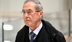 Claude Guéant, ex-secrétaire général de l'Elysée, arrive au tribunal de Paris, le 25 septembre 2025, pour le verdict du procès de l'ancien président Nicolas Sarkozy, dans l'affaire du financement libyen ( AFP / JULIEN DE ROSA )