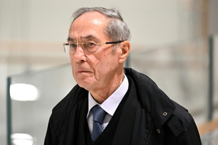 Claude Guéant, ex-secrétaire général de l'Elysée, arrive au tribunal de Paris, le 25 septembre 2025, pour le verdict du procès de l'ancien président Nicolas Sarkozy, dans l'affaire du financement libyen ( AFP / JULIEN DE ROSA )