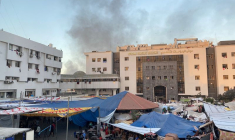 Des Palestiniens déplacés s'abritent à l'hôpital Al Shifa, dans la ville de Gaza