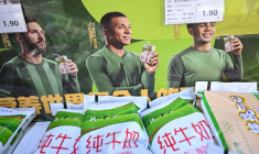 Affiche publicitaire de la marque de produits laitiers Mengniu mettant en scène les tars Lionel Messi, Kylian Mbappé et Lamine Yamal, le 28 octobre 2026 dans un supermarché de Pékin ( AFP / Pedro PARDO )