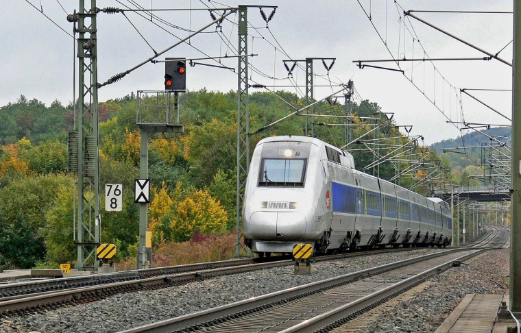 Sur certaines lignes SNCF, les prix des billets ont déjà presque doublé pour cet été. (illustration) (Hpgruesen / Pixabay)