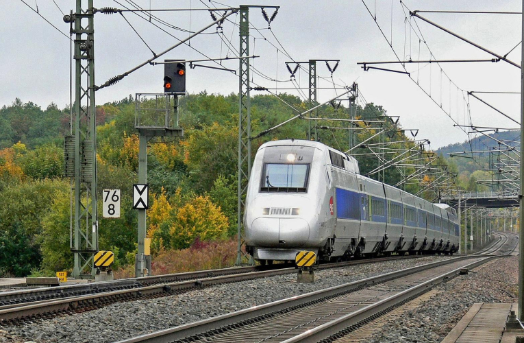 Sur certaines lignes SNCF, les prix des billets ont déjà presque doublé pour cet été.  (illustration) (Hpgruesen / Pixabay)